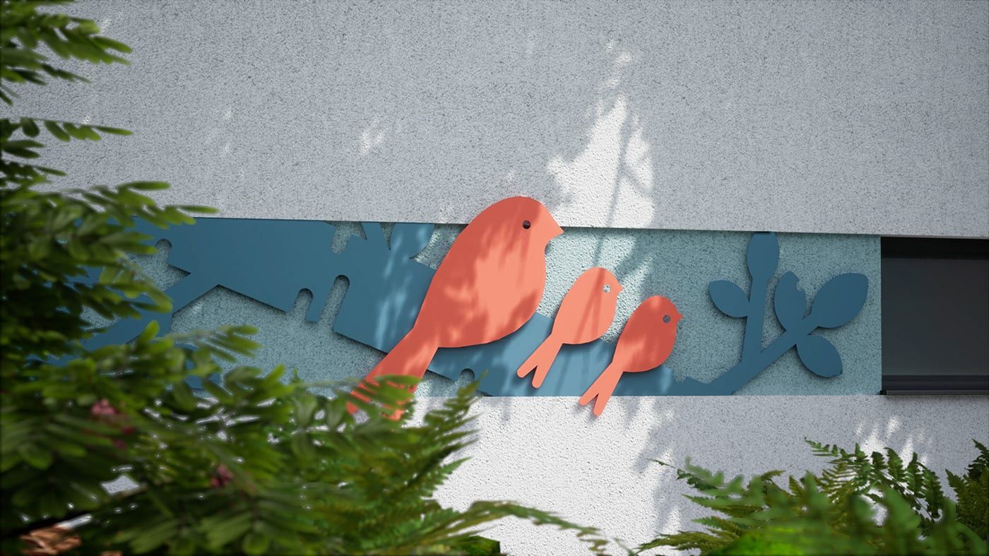 Madarakat és leveleket ábrázoló kék-piros homlokzati díszítés részlete – L.Art Építészet