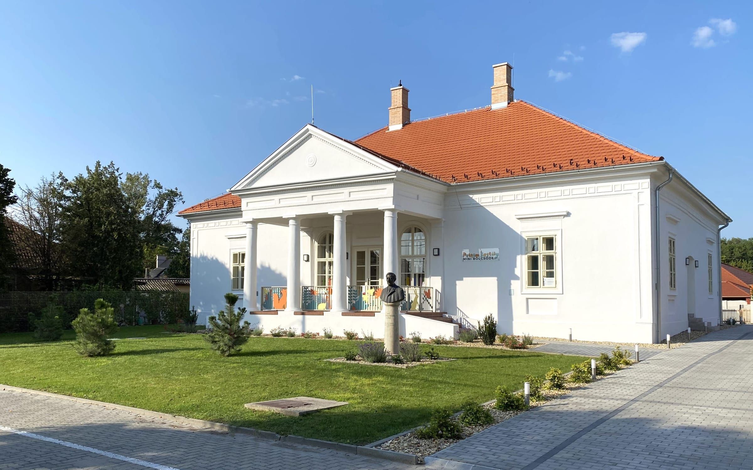 A felújított klasszicista Halász Jenő-kúria oszlopos tornáccal és vörös cseréptetővel, mini bölcsődeként – L.Art Építészet